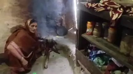 कवर्धा: बोड़ला नगर में चूल्हा फूंकने को मजबूर 77 साल की बुजुर्ग महिला सरकार की विभिन्न योजनाओं से हैँ वंचित #jansamasya