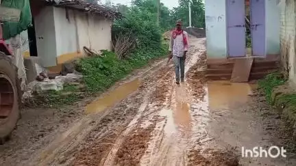 गुरूर: ग्राम बोहारडीह की गलियों मे सीमेंटीकरण हेतु 15 वर्षो से कर रहे है माँग, कीचड़ से गुजरना ग्रामीणों की मज़बूरी #jansamasya