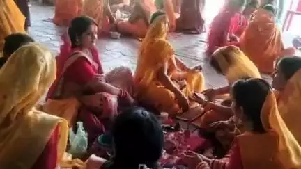 पिपरिया: पिपरिया के निजी गार्डन में रघुवंशी समाज की महिलाओं ने सौभाग्य के लिए सौम्य प्रदोष व्रत किया