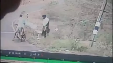 பரமக்குடி: சத்திரக்குடி அருகே தண்டவாள இரும்பு துண்டுகளை திருடிச் சென்ற இருவர், சிசிடிவி காட்சிகளை கொண்டு விசாரணை