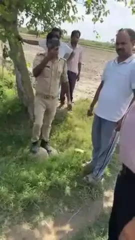 पूरनपुर: औरंगाबाद में किसानों के चकमार्ग पर लगाए जा रहे हाइटेंशन विद्युत लाइन के पोल, किसानों ने जताई नाराजगी