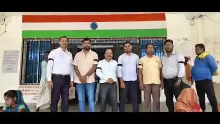 सरमेरा: सरमेरा प्रखंड में कर्मचारियों ने नौ सूत्रीय मांगों को लेकर काली पट्टी बांधकर किया विरोध प्रदर्शन