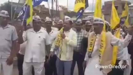 कर्वी: गुजरात और पंजाब के उपचुनाव में आम आदमी पार्टी की जीत पर पार्टी कार्यकर्ताओं ने कर्वी के धनुष चौराहे में मनाया जश्न