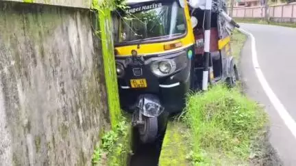 ചാവക്കാട്: പാലയൂരിൽ ഓട്ടോറിക്ഷകൾ കൂട്ടിയിടിച്ച് അപകടം, ഒരു ഓട്ടോ ബൈക്കിലും ഇടിച്ചു, രണ്ടു പേർക്ക് പരിക്ക്