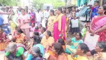 காஞ்சிபுரம்: நியாய விலை கடைகளில் கடந்த 2 மாதங்களாக பொருட்கள் முறையாக வழங்கப்படவில்லை என
காலூர் ஊராட்சியில் பொதுமக்கள் சாலை மறியல்