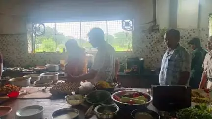 ସୋନପୁର: ତରଭା ସହର ଓ ଆଖପାଖ ଅଂଚଳ ର ହୋଟେଲ ଓ ଢ଼ାବା ମାନଙ୍କ ରେ ଖାଦ୍ୟ ନିରାପତ୍ତା ଅଧିକାରୀ ଓ ଟିମ ର ଚଢ଼ାଉ ଓ ଜରିମାନା ଆଦାୟ