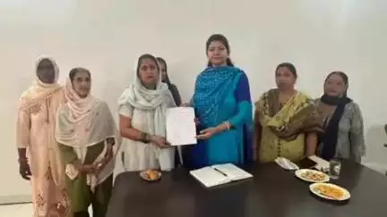 अम्बाला: खंड बराड़ा के मिड डे मील वर्करों ने अपनी मांगों को लेकर मुलाना विधायक पूजा को सौंपा ज्ञापन
