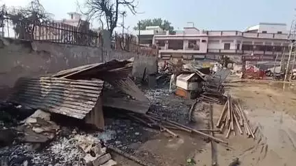 बदायूं: बदायूं के गांधी ग्राउंड में लगी नुमाइश मेले में हुए अग्निकांड के बाद पीड़ित दुकानदारों ने मुआवजे की मांग की #jansamasya