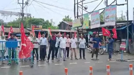 হেমতাবাদ: কালিগঞ্জের ঘটনার প্রতিবাদে হেমতাবাদ সদর এলাকায় পথসভা বাম-কংগ্রেসের, উপস্থিত CPI(M)-র এরিয়া কমিটির সম্পাদক