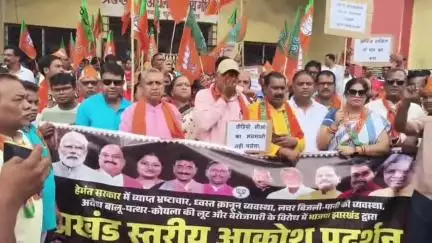 गोविंदपुर: गोबिंदपुर प्रखंड कार्यालय के बाहर भाजपा कार्यकर्ताओं का रैली निकालकर विरोध प्रदर्शन, ज्ञापन सौंपा