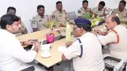 గుంటూరు: గుంటూరు తూర్పు నియోజకవర్గంలో అసాంఘిక కార్యకలాపాలను అరికట్టాలని అధికారులకు ఆదేశించిన గుంటూరు తూర్పు ఎమ్మెల్యే నసీర్