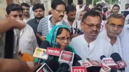 इटावा: बकेवर मामले से संबंधित कथा कर रहे परीक्षित दंपति मिले एसएसपी से, मीडिया से की बात