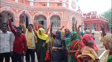 शिवपुरी नगर: बड़ोदी के 30 परिवार बिजली के लिए तरसे, कलेक्टर से लगाई गुहार, डीपी से 5 खंभों की दूरी