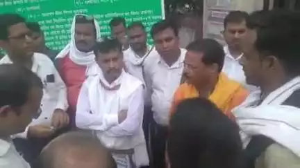 पट्टी: पट्टी तहसील परिसर में वीडियो की पिटाई के मामले में चार्जशीट जाने पर आक्रोशित अधिवक्ताओं ने की तालाबंदी