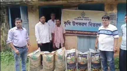আউশগ্রাম ১: আত্ম প্রকল্পের মাধ্যমে আউশগ্রাম-১ কৃষি খামারে ৩০ জন চাষিকে ২৫ কেজি করে লালা স্বর্ণ ধানের বীজ ও সার প্রদান করা হল