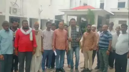 ललितपुर: ग्राम रायपुर निवासी ग्रामीणों ने गांव के पास से बन रही बिजली के लाइन के निर्माण कार्य को रोकने की मांग उठाई #Jansamasya