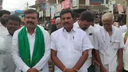 హుస్నాబాద్: హుస్నాబాద్ కు మంజూరైన ఇంజనీరింగ్ కళాశాలలో అడ్మిషన్లకు కేబినెట్ ఆముదం పట్ల పట్టణ కాంగ్రెస్ పార్టీ నాయకుల సంబరాలు