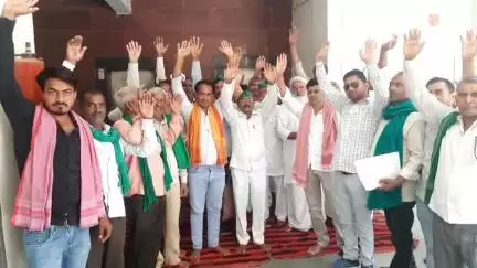 जसवंतनगर: मॉडल तहसील में कथावाचकों के साथ अभद्र व्यवहार को लेकर किया गया विरोध प्रदर्शन, SDM को राज्यपाल के नाम ज्ञापन सौंपा
