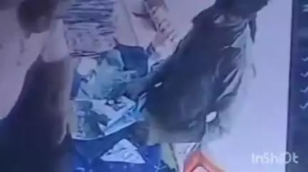 मिहींपुरवा: मिहींपुरवा कस्बे में कपड़े की दुकान से मोबाइल चोरी, सीसीटीवी में कैद हुई घटना, पुलिस कर रही तलाश