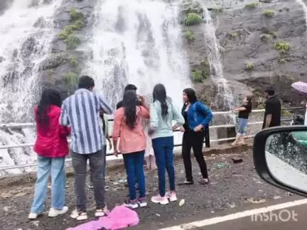 रोहा: रायगड ताम्हीणी घाटातील निसर्ग सौंदर्य धबधब्याने खुलले, मनाई आदेश असतानाही पर्यटकांची गर्दी.