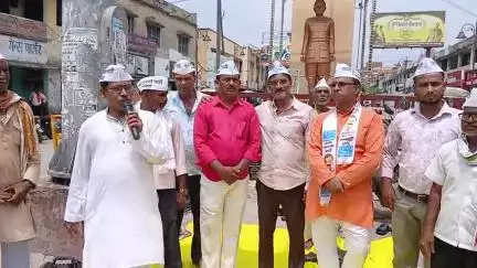आम आदमी पार्टी देवरिया ने पंजाब और गुजरात के विधानसभा जीतने पर खुशी का इजहार की