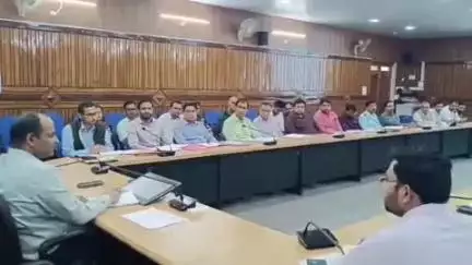 चम्पावत: विकास कार्यों की समीक्षा बैठक में जिलाधिकारी ने दिए निर्देश, सभी विभाग समयबद्ध व गुणवत्तापूर्ण कार्य सुनिश्चित करें