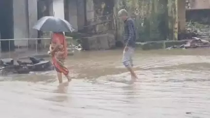 નસવાડી: નસવાડીમાં ભારે વરસાદ પડતા ઍસ બી સોલંકી વિદ્યામંદિર અને કન્યા શાળા ના ગ્રાઉન્ડ માં પાણી ભરાયા #JANSAMASYA