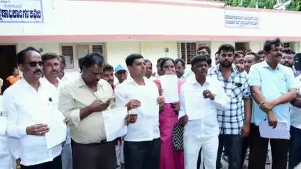 ತುಮಕೂರು: ಕೆಡಿಪಿ ಸಭೆಗೂ ಮುನ್ನ ನಗರದಲ್ಲಿ ಗುತ್ತಿಗೆದಾರರಿಂದ ಪ್ರತಿಭಟನೆ, ಬಾಕಿ ಹಣ ಬಿಡುಗಡೆ ಮಾಡುವಂತೆ ಆಗ್ರಹ