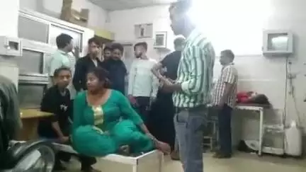 औरैया: फफूंद रोड पर नहर पुल के समीप पानी भरे गड्ढे में स्कूटी का संतुलन बिगड़ने से दो किशोरियां गिरीं, गंभीर घायल