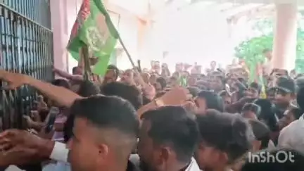 एकंगरसराय: राजद कार्यकर्ताओं ने विभिन्न मांगों को लेकर एकंगरसराय प्रखंड कार्यालय पर किया धरना प्रदर्शन