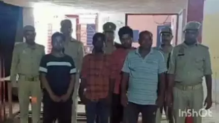 अलीगंज: राजा का रामपुर पुलिस ने जुआं खेल रहे चार जुआरियों को ₹1205 की नकदी और ताश के पत्तों के साथ किया गिरफ्तार
