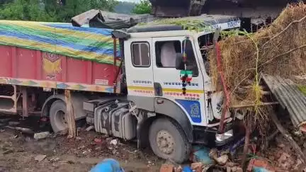 मझगवां: चित्रकूट सतना मार्ग पर मझगवाँ बायपास के पास बेकाबू ट्रक घर में घुसा, महिला व चालक घायल