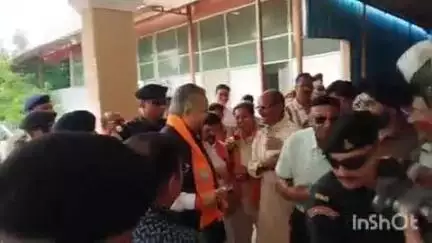 राजनांदगांव: शहर के जीई रोड़ पर विधानसभा अध्यक्ष निवास पहुंचे डॉ. रमन सिंह, लोगों से की मुलाकात