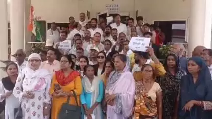 झांसी: वंदे भारत प्रकरण में झांसी में कांग्रेस ने बबीना विधायक राजीव सिंह पारीछा के खिलाफ कलेक्ट्रेट में किया प्रदर्शन