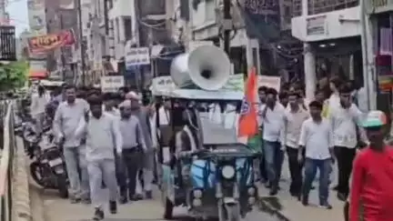 भिंड नगर: अघोषित बिजली कटौती के विरोध में कांग्रेसियों ने गोल मार्केट पर रैली निकालकर वाटर वर्क्स बिजली घर का घेराव किया