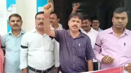 रोसड़ा: पुरानी पेंशन योजना समेत अन्य मांगों को लेकर कर्मियों का अनुमंडल कार्यालय पर प्रदर्शन