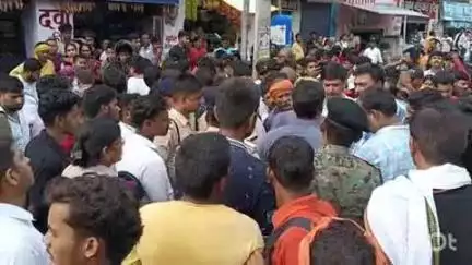 भभुआ: अटल बिहारी सिंह हाई स्कूल प्लस टू के पास सड़क दुर्घटना में छात्र की मौत पर आक्रोशित लोगों ने सड़क किया जाम