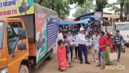 बलरामपुर: साप्ताहिक बाजार के पास ग्रामीणों को राहगीर योजना के संबंध में जानकारी दी गई, पुलिस द्वारा किया जा रहा जागरूक