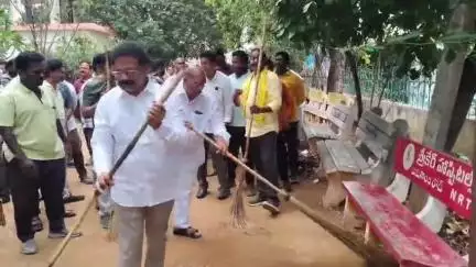 నరసరావుపేటలో చీపురు పట్టి కోడెల శివప్రసాదరావు క్రీడా ప్రాంగణాన్ని శుభ్రం చేసిన ఎమ్మెల్యే