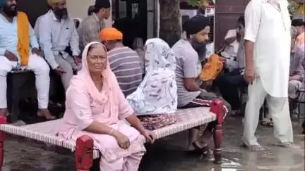 थानेसर: प्री-मानसून बारिश बनी आफत: बुज़ुर्ग के अंतिम संस्कार में जलभराव से खाट पर बैठकर करना पड़ा शोक व्यक्त
#jansamasya