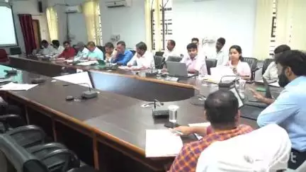 जशपुर: जशपुर कलेक्टर ने ग्रामीण सचिवालयों से अनुपस्थित अधिकारियों-कर्मचारियों पर की सख़्ती, सूची बनाने के दिए निर्देश