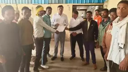आमला: आमला में शराब की मनमानी दरों को लेकर भारत आदिवासी पार्टी ने DM के नाम SDM को ज्ञापन सौंपा