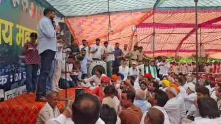 हिसार: एचएयू के छात्रों की महापंचायत, किसान नेता राकेश टिकैत और जेजेपी नेता दिग्विजय चौटाला पहुंचे, वीसी को हटाने की मांग