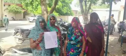 कौंच: मालवीय नगर इलाके में दबंग ठेकेदार ने मजदूरी का पैसा मांगने पर महिला मजदूरों को दी धमकी, पुलिस में की गई शिकायत