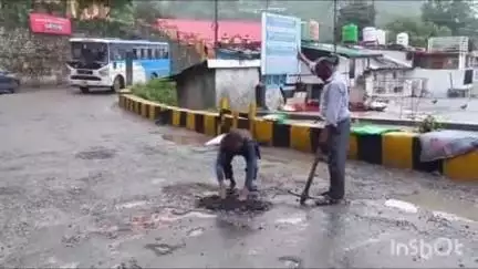 नैनीताल: उपराष्ट्रपति के स्वागत में बारिश के दौरान गड्डों में बिछाया गया डामर