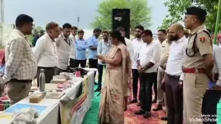 मालपुरा: जिला कलेक्टर कल्पना अग्रवाल ने सिंधोलिया में आयोजित अंत्योदय संबल शिविर का निरीक्षण किया