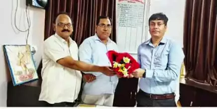 सुल्तानपुर: प्राथमिक शिक्षक संघ ने नवागत वित्त एवं लेखाधिकारी से की मुलाकात