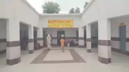 अमृतपुर: कुम्हरौर गांव में जिलाधिकारी से राशन कार्ड की शिकायत के बाद सचिव जांच करने पहुंचे