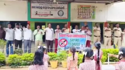 సిద్దిపేట అర్బన్: నంగునూరు జిల్లా పరిషత్ హై స్కూల్ విద్యార్థులకు యాంటీ డ్రగ్స్ అవేర్నెస్ కార్యక్రమం నిర్వహించిన రాజగోపాల్‌పేట SI ఆసిఫ్