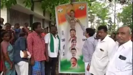 భద్రాచలం: నరసాపురంలో రైతులతో కలిసి సీఎం రేవంత్‌ రెడ్డి, మంత్రుల చిత్రపటాలకు పాలాభిషేకం చేసిన MLA తెల్లం వెంకట్రావు